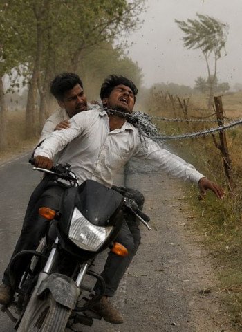 आंधी में उड़कर सड़क पर आ गया खेत की रखवाली को लगाया तार, उलझकर पूर्व प्रधान के भाई की गर्दन कटी