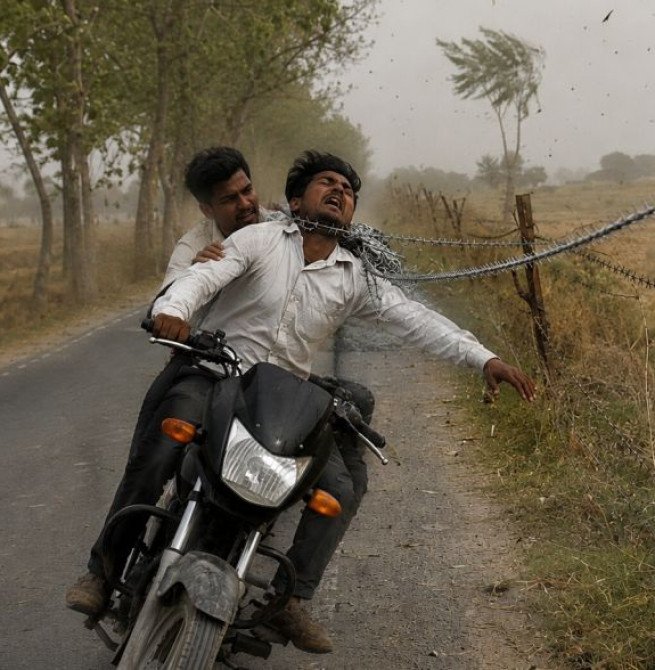 आंधी में उड़कर सड़क पर आ गया खेत की रखवाली को लगाया तार, उलझकर पूर्व प्रधान के भाई की गर्दन कटी