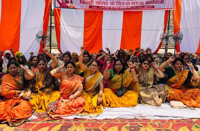 सपा सांसद आवास के निकट भाजपा मातृशक्ति का क्रमिक प्रदर्शन तीसरे दिन भी रहा जारी