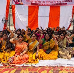 सपा सांसद आवास के निकट भाजपा मातृशक्ति का क्रमिक प्रदर्शन तीसरे दिन भी रहा जारी