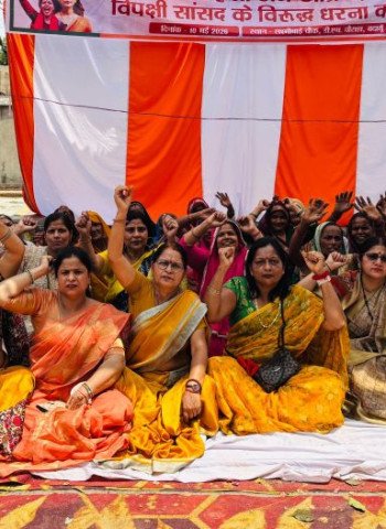 सपा सांसद आवास के निकट भाजपा मातृशक्ति का क्रमिक प्रदर्शन तीसरे दिन भी रहा जारी