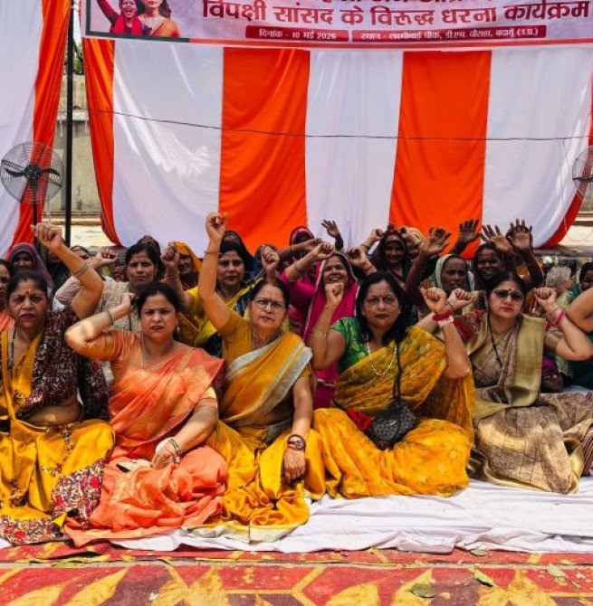 सपा सांसद आवास के निकट भाजपा मातृशक्ति का क्रमिक प्रदर्शन तीसरे दिन भी रहा जारी