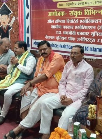 समाज को नई दिशा दिखाने में महत्वपूर्ण भूमिका निभाते हैं पत्रकारः बीएल वर्मा