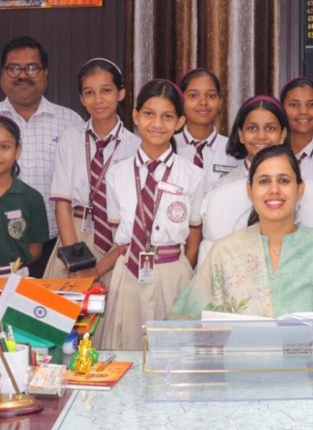 मदर एथीना स्कूल के बच्चों ने सीखे पत्रकारिता के गुर, सीडीओ का लिया साक्षात्कार