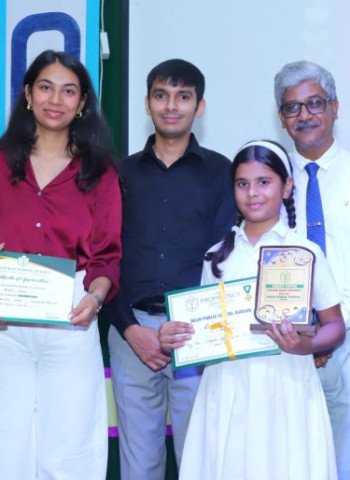 दिल्ली पब्लिक स्कूल में मेधावियों का सम्मान, सभी ने किया उत्साहवर्धन