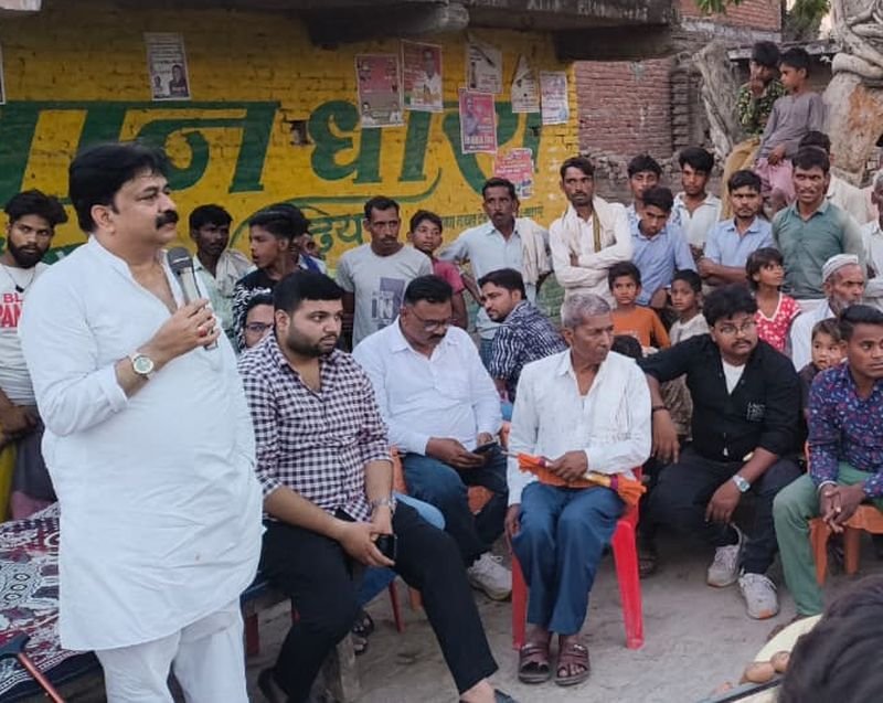 शेखूपुर विधानसभा में पूर्व मंत्री आबिद रज़ा ने किया पीडीए का प्रचार