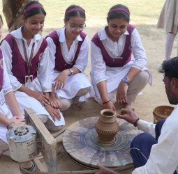समर कैंप के नौवें दिन बच्चों ने सीखी मिट्टी के बर्तन बनाने की कला, लिया ईको फ्रेंडली वातावरण का संकल्प