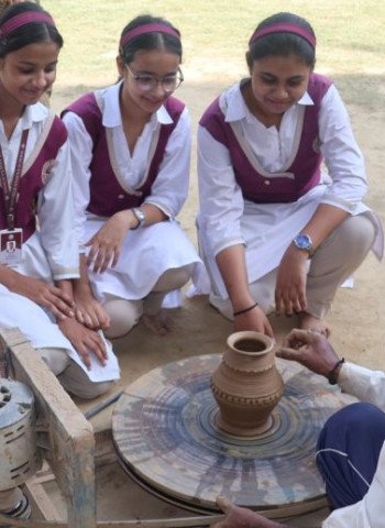 समर कैंप के नौवें दिन बच्चों ने सीखी मिट्टी के बर्तन बनाने की कला, लिया ईको फ्रेंडली वातावरण का संकल्प