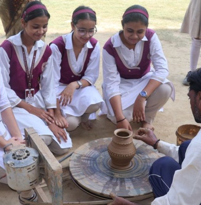 समर कैंप के नौवें दिन बच्चों ने सीखी मिट्टी के बर्तन बनाने की कला, लिया ईको फ्रेंडली वातावरण का संकल्प