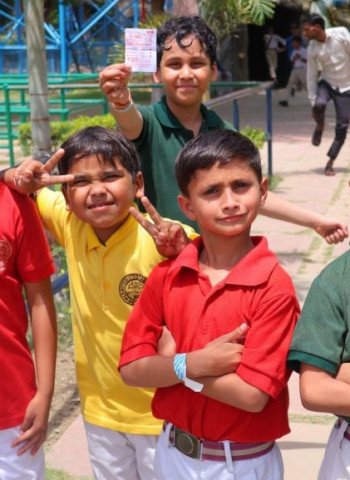 मदर एथीना स्कूल के बच्चों ने ‘फनसिटी’ में जमकर की मस्ती, वाटर राइड्स का लिया आनंद
