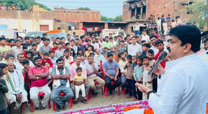छुट्टा पशुओं से ग्रामीण परेशान, पूर्व मंत्री आबिद रजा ने पलिया गांव में की गोशाला बनवाने की घोषणा
