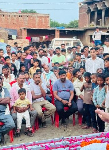 छुट्टा पशुओं से ग्रामीण परेशान, पूर्व मंत्री आबिद रजा ने पलिया गांव में की गोशाला बनवाने की घोषणा