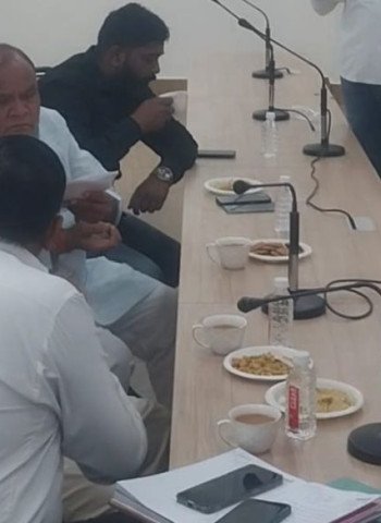 स्मार्ट मीटर उपभोक्ताओं की समस्याएं सुनकर कराया गया समाधान