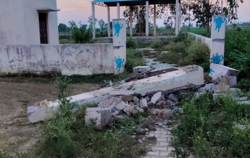 ताश के पत्तों की तरह ढह गया एक साल पहले बना शौचालय, शमशान भूमि गेट और दीवार