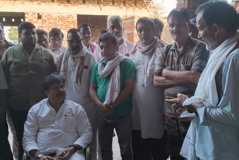 इस्लामनगर डकैती के पीड़ितों से मिले पूर्व मंत्री आबिद रजा, हरसंभव मदद का दिया आश्वासन