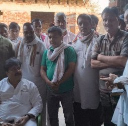 इस्लामनगर डकैती के पीड़ितों से मिले पूर्व मंत्री आबिद रजा, हरसंभव मदद का दिया आश्वासन