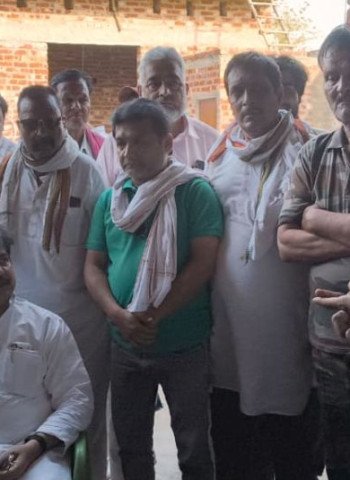 इस्लामनगर डकैती के पीड़ितों से मिले पूर्व मंत्री आबिद रजा, हरसंभव मदद का दिया आश्वासन