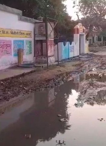 उपेक्षा की मार...मंदिर जाना हो या स्कूल, पहले कीचड़ और जलभराव करिये पार