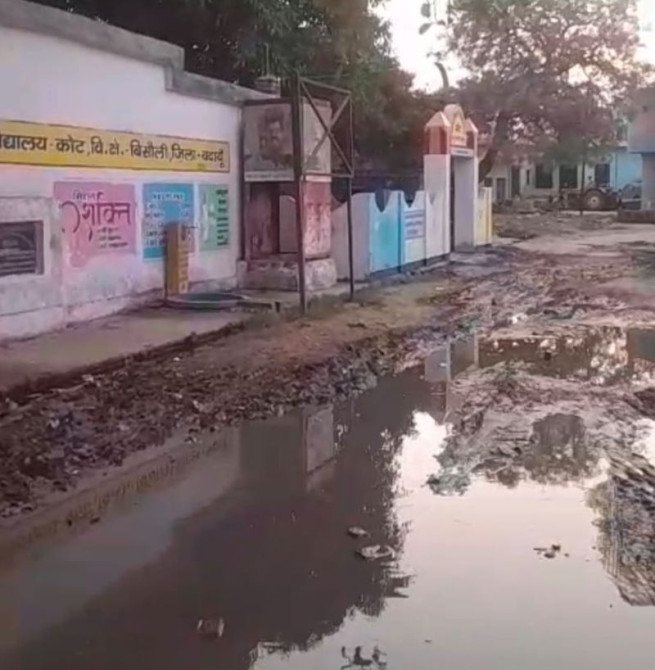 उपेक्षा की मार...मंदिर जाना हो या स्कूल, पहले कीचड़ और जलभराव करिये पार