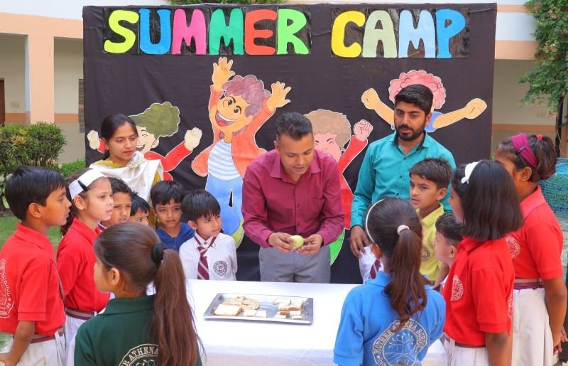 मदर एथीना स्कूल के ‘समर कैंप में ‘लर्न विद मैथ्स’ एवं ‘फन विद साइंस’ द्वारा अनुभव साझा किए बच्चों ने