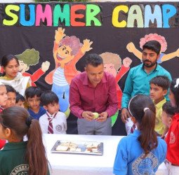 मदर एथीना स्कूल के ‘समर कैंप में ‘लर्न विद मैथ्स’ एवं ‘फन विद साइंस’ द्वारा अनुभव साझा किए बच्चों ने