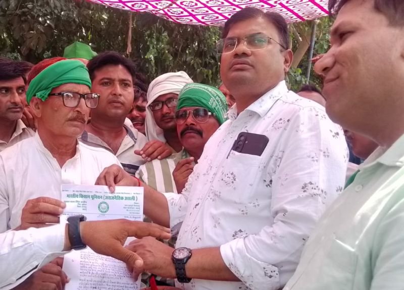 भाकियू का एआरटीओ कार्यालय पर प्रदर्शन, ज्ञापन सौंपकर की समस्याओं के निदान की मांग