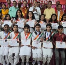 राष्ट्रीय समूहगान प्रतियोगिता में एएम वर्ल्ड स्कूल ने बिखेरा जलवा, पाया पहला स्थान