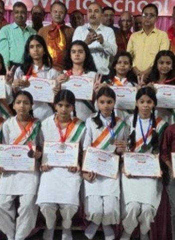 राष्ट्रीय समूहगान प्रतियोगिता में एएम वर्ल्ड स्कूल ने बिखेरा जलवा, पाया पहला स्थान