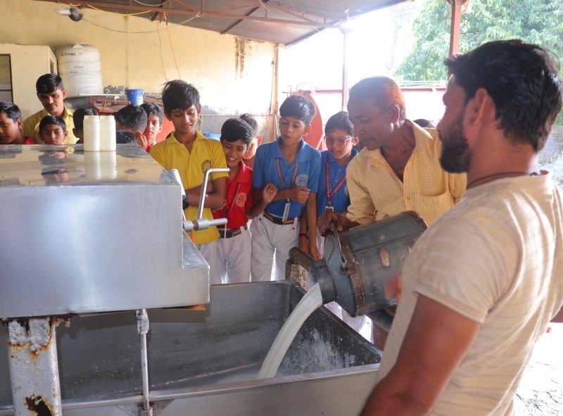 मदर एथीना स्कूल के विद्यार्थियों ने किया मिल्क चिलिंग फैक्ट्री का शैक्षिक भ्रमण