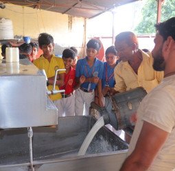 मदर एथीना स्कूल के विद्यार्थियों ने किया मिल्क चिलिंग फैक्ट्री का शैक्षिक भ्रमण
