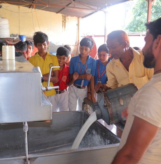मदर एथीना स्कूल के विद्यार्थियों ने किया मिल्क चिलिंग फैक्ट्री का शैक्षिक भ्रमण