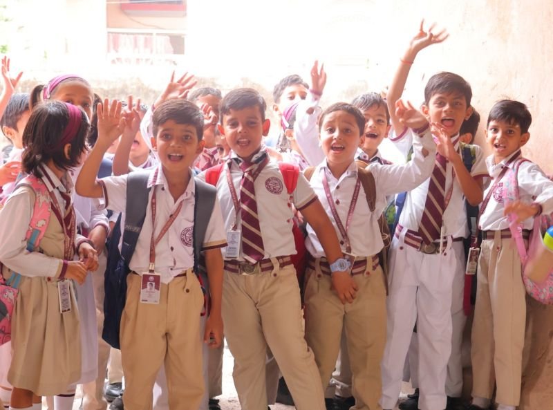 मदर एथीना स्कूल के विद्यार्थियों ने किया रोजा का शैक्षिक भ्रमण