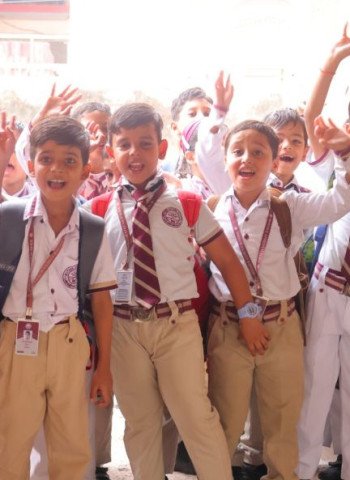 मदर एथीना स्कूल के विद्यार्थियों ने किया रोजा का शैक्षिक भ्रमण