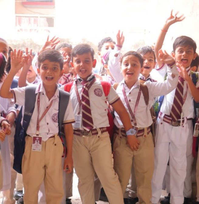 मदर एथीना स्कूल के विद्यार्थियों ने किया रोजा का शैक्षिक भ्रमण