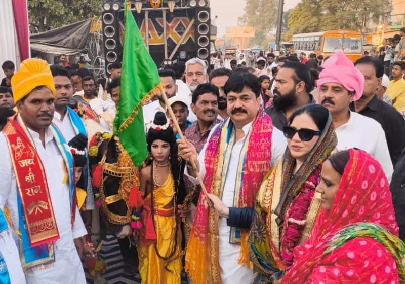 शहर में निकली वाल्मीकि शोभायात्रा, पूर्व मंत्री आबिद रजा और पालिकाध्यक्ष फात्मा रजा ने हरी झंडी दिखाकर किया रवाना