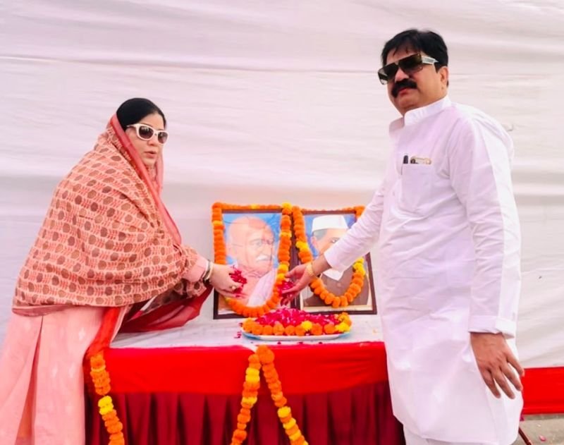गांधी और शास्त्री जयंती पर पूर्व मंत्री आबिद रजा और पालिकाध्यक्ष फात्मा रजा ने ध्वज फहराया