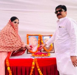 गांधी और शास्त्री जयंती पर पूर्व मंत्री आबिद रजा और पालिकाध्यक्ष फात्मा रजा ने ध्वज फहराया