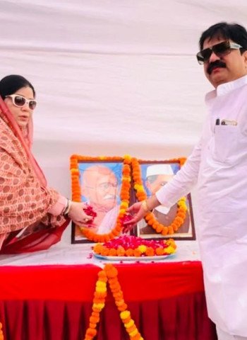 गांधी और शास्त्री जयंती पर पूर्व मंत्री आबिद रजा और पालिकाध्यक्ष फात्मा रजा ने ध्वज फहराया