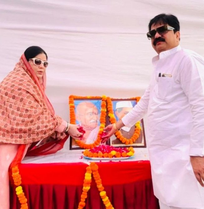 गांधी और शास्त्री जयंती पर पूर्व मंत्री आबिद रजा और पालिकाध्यक्ष फात्मा रजा ने ध्वज फहराया