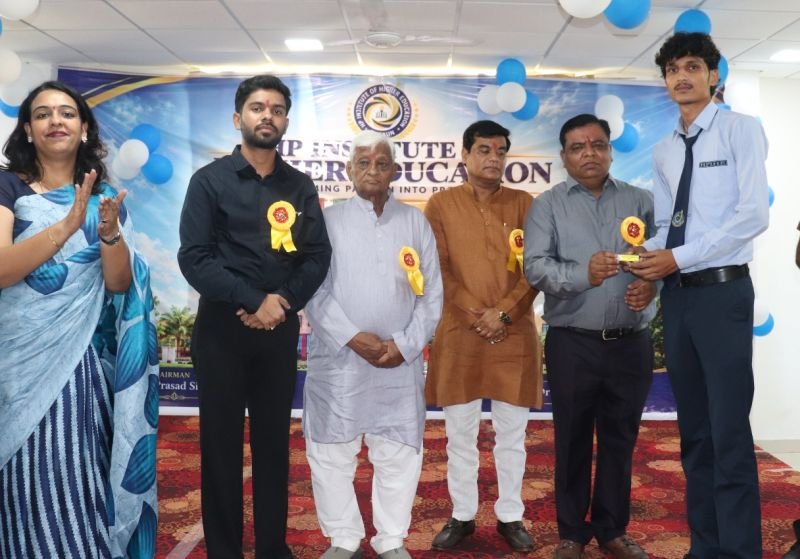 एचपी इंस्टीट्यूट ऑफ हायर एजुकेशन में अलंकरण समारोह, विद्यार्थियों को सौंपी नेतृत्व की जिम्मेदारी
