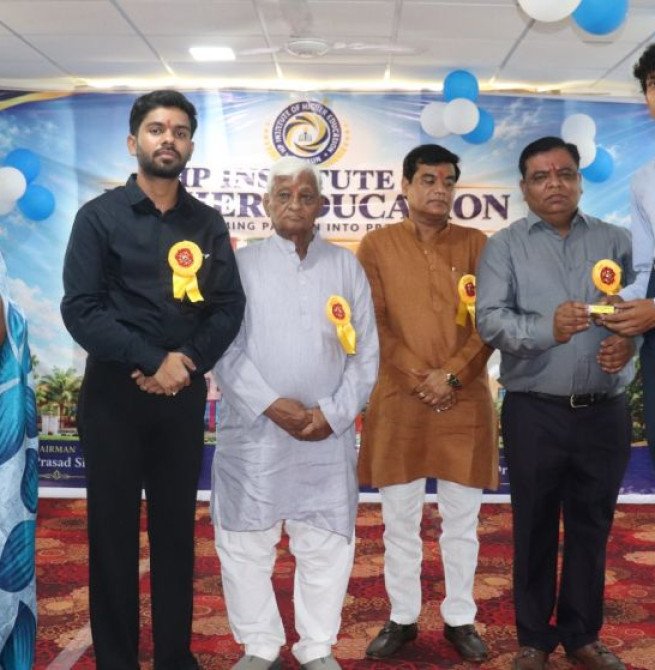 एचपी इंस्टीट्यूट ऑफ हायर एजुकेशन में अलंकरण समारोह, विद्यार्थियों को सौंपी नेतृत्व की जिम्मेदारी