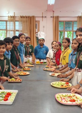 दिखने में सुंदर, सेहत से भरपूर...मदर एथीना स्कूल के बच्चों ने बनाए पौष्टिक सलाद