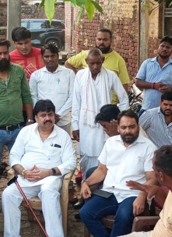 सड़क हादसे के मृतकों के परिवार को सात्वना देने पहुंचे पूर्वमंत्री आबिद रज़ा