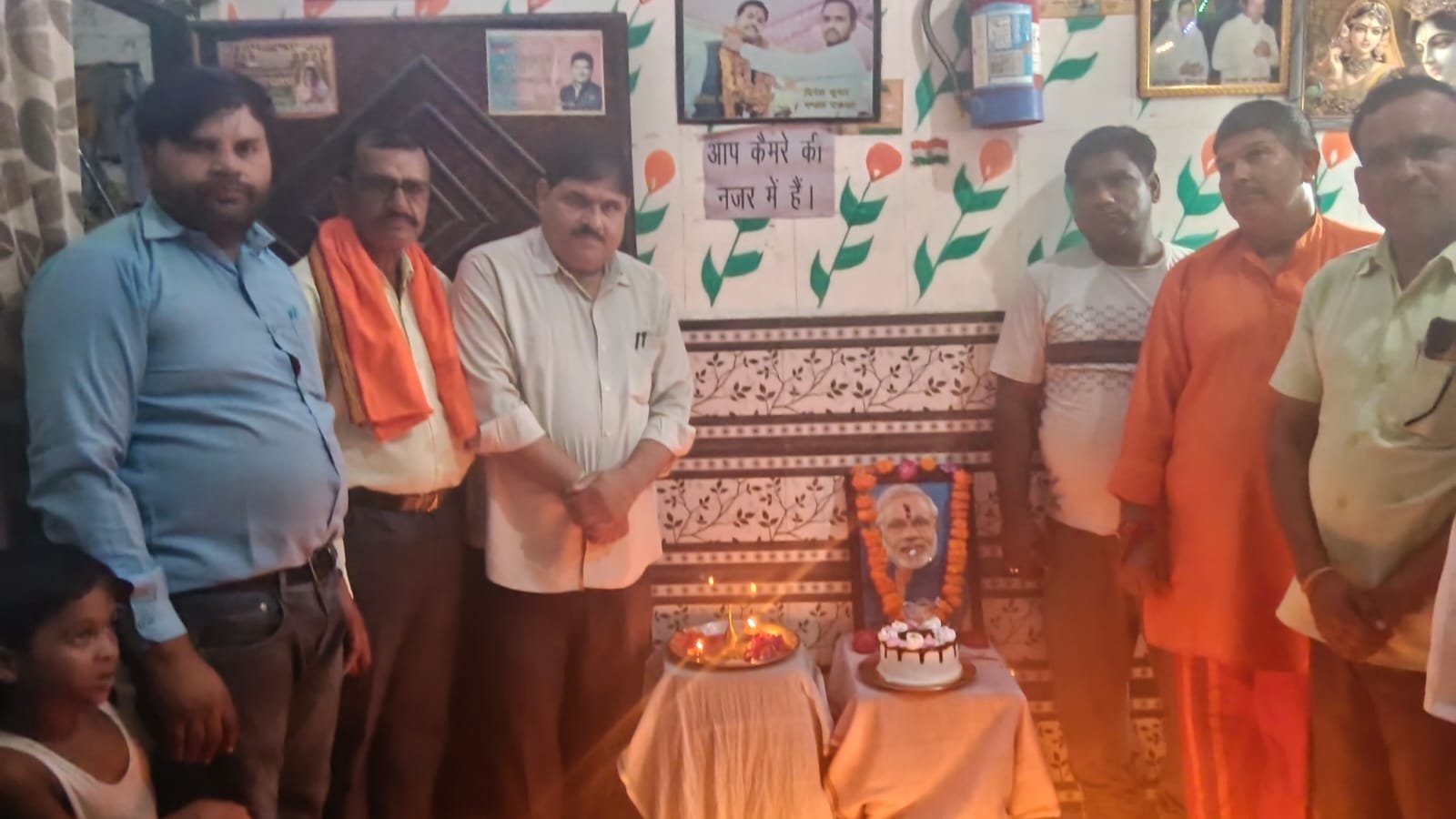 उत्साह या अज्ञानता! प्रधानमंत्री के जन्मदिन पर उनके फोटो के साथ ये क्या कर बैठे भाजपा कार्यकर्ता...प्यार या 'चित्रहार'