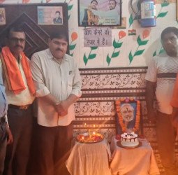 उत्साह या अज्ञानता! प्रधानमंत्री के जन्मदिन पर उनके फोटो के साथ ये क्या कर बैठे भाजपा कार्यकर्ता...प्यार या 'चित्रहार'