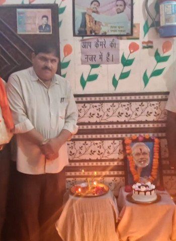 उत्साह या अज्ञानता! प्रधानमंत्री के जन्मदिन पर उनके फोटो के साथ ये क्या कर बैठे भाजपा कार्यकर्ता...प्यार या 'चित्रहार'