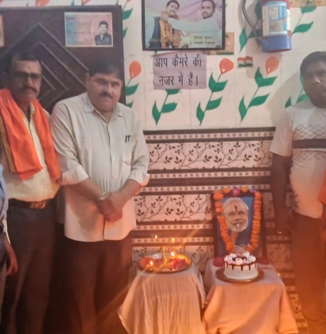 उत्साह या अज्ञानता! प्रधानमंत्री के जन्मदिन पर उनके फोटो के साथ ये क्या कर बैठे भाजपा कार्यकर्ता...प्यार या 'चित्रहार'