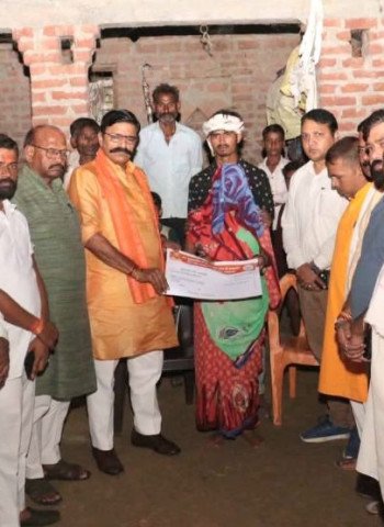 दुख की घड़ी में मृतक के परिवार के साथ खड़े हुए विधायक महेश गुप्ता