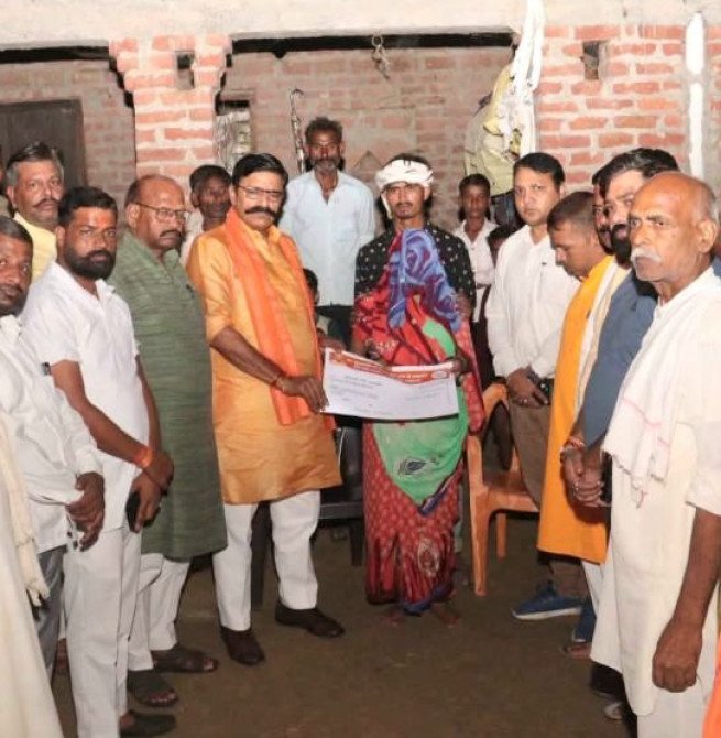 दुख की घड़ी में मृतक के परिवार के साथ खड़े हुए विधायक महेश गुप्ता