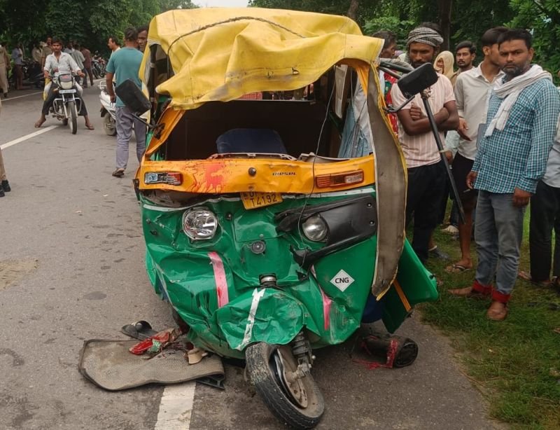 1 टेंपो, 10 सवारी, ओवरटेक किया तो डंपर में घुसा...6 की मौत, 4 घायल